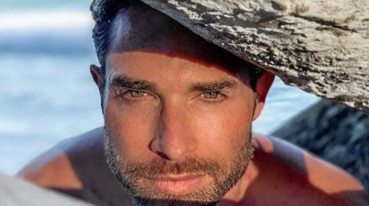 Actor Sebastián Rulli en la playa